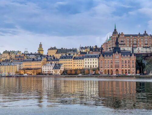 Färgglada flerbostadshus längs vattnet i Stockholms stadsmiljö