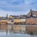 Färgglada flerbostadshus längs vattnet i Stockholms stadsmiljö